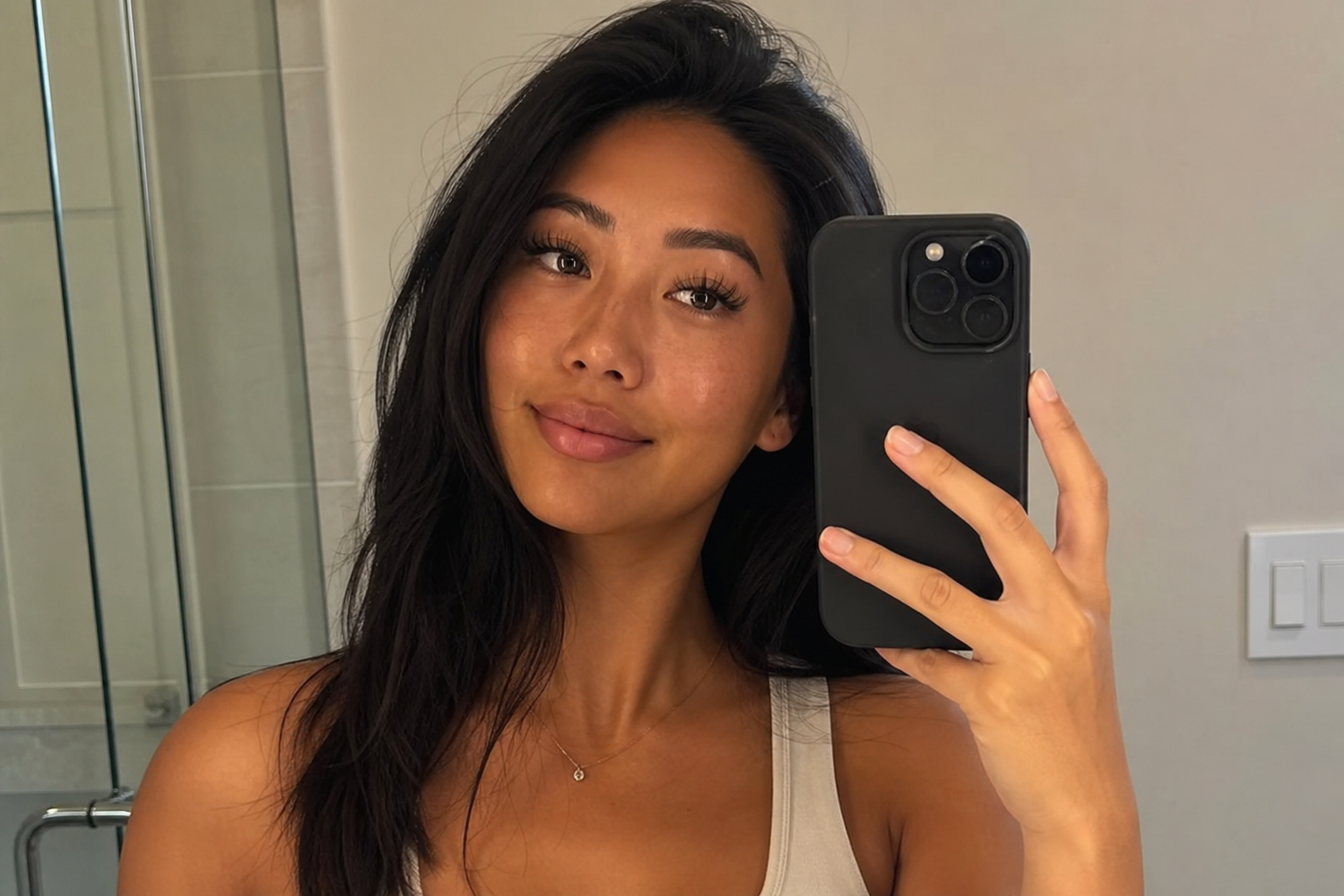 Amateur selfie of Lena showing hybrid lash extensions